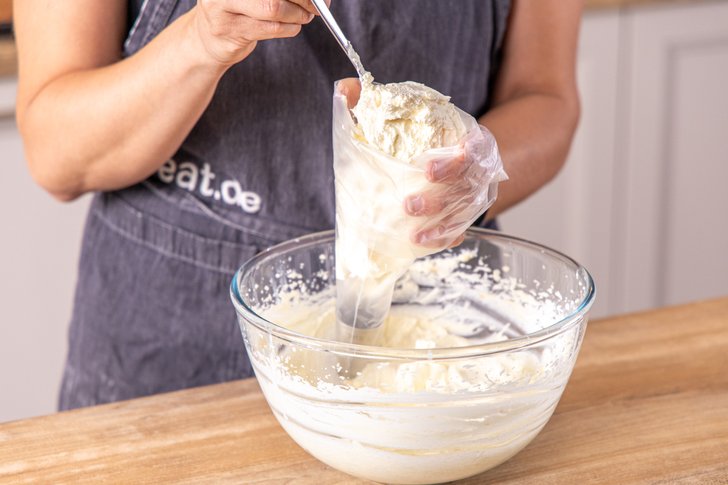 Creme in einen Spritzbeutel füllen