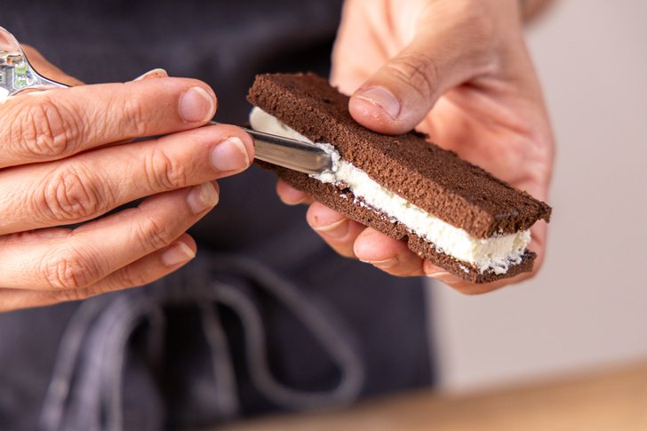 Creme am Rand verstreichen