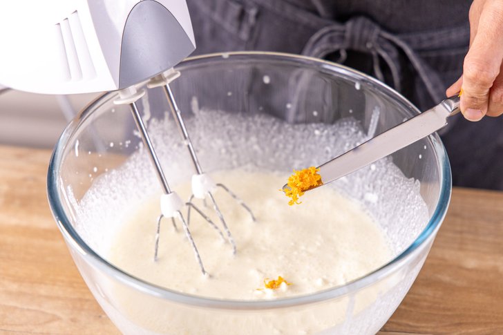 Orangenschale dazugeben