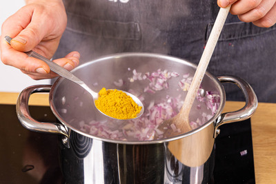 Gremüse mit Currypulver anschwitzen