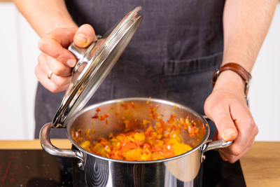 Mirabellen-Chutney köcheln lassen
