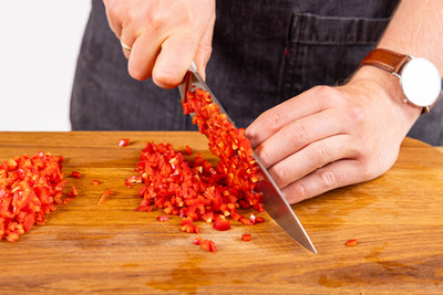 Paprika fein würfeln