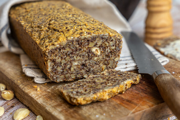 Nussbrot ohne Mehl selber backen