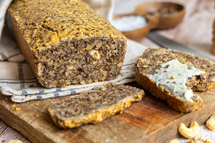 Nussbrot ohne Mehl selber backen und mit Butter genießen