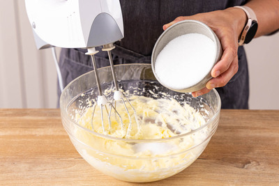 Butter mit Zucker schaumig aufschalgen