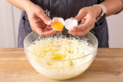 EIer nacheinander einzeln unterrühren