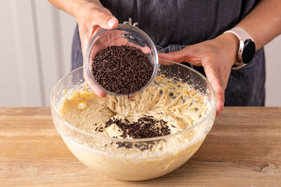 Schokostreusel unter den rÜhrteig heben
