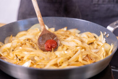 Tomatenmark dazugeben