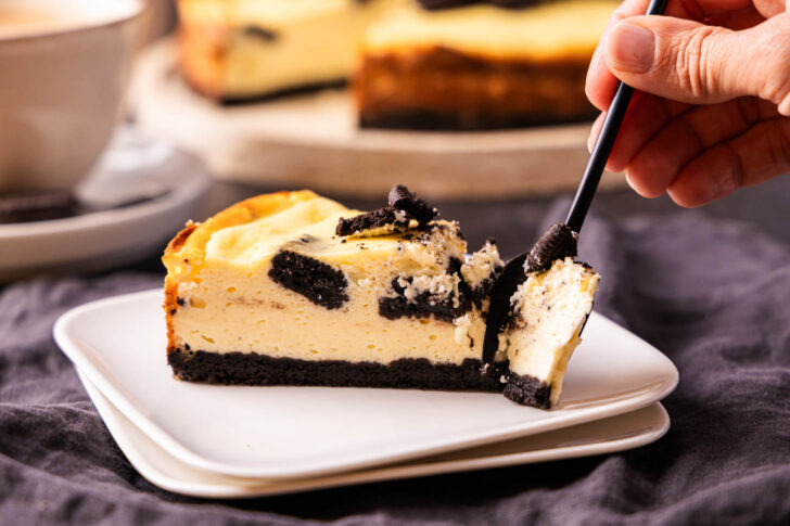 Stück Oreo Cheesecake anlöffeln
