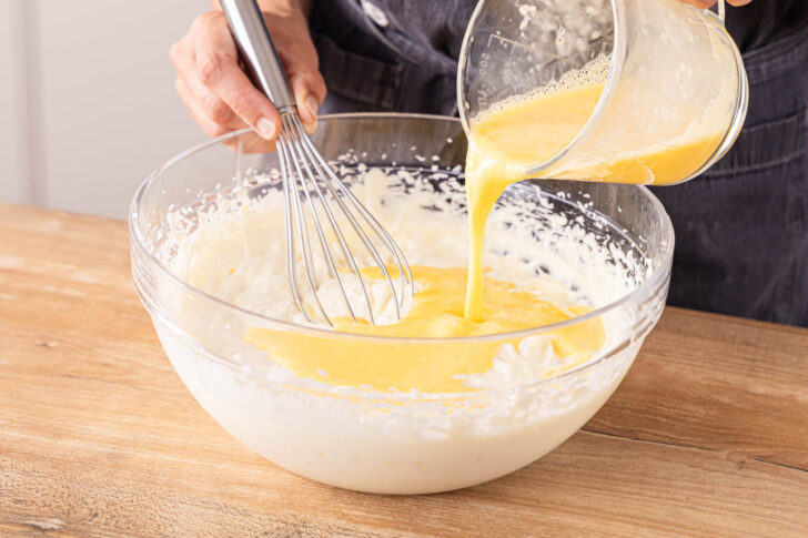 angerührtes Ei zur Käsekuchenmasse gießen
