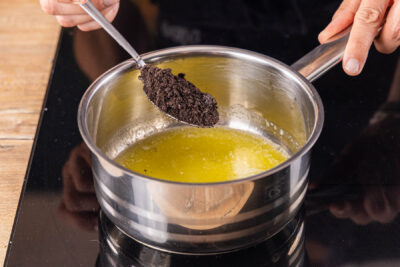 Kekskrümel zur Butter geben