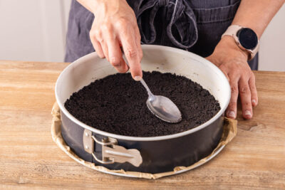Keksboden für den Oreo Cheesecake festdrücken