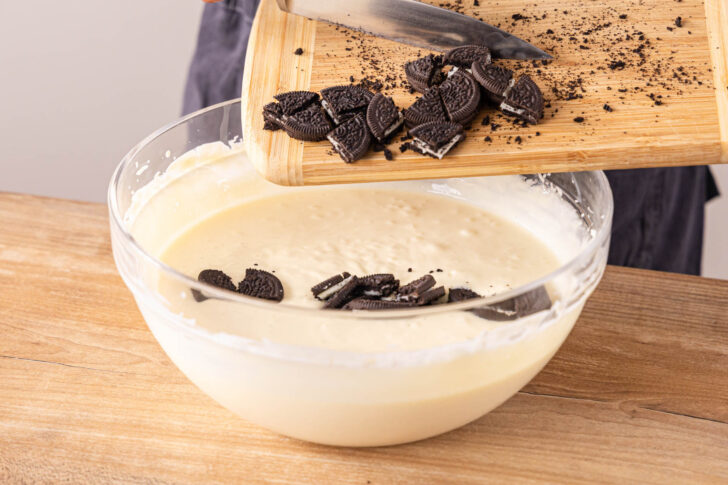 Keksstücke zur Cheesecakemasse geben