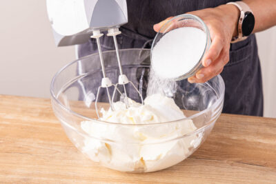 Zucker zur Cheesecakemasse geben