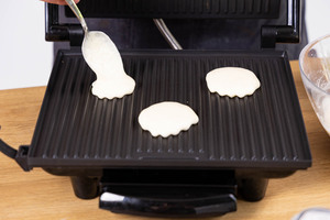 Teig im Kontaktgrill portionieren