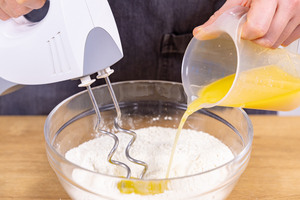Flüssige Butter zum Mehl geben