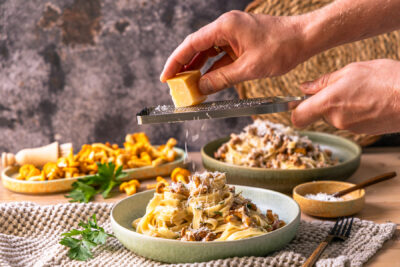 Pasta mit Pfifferlingen mit Käse servieren