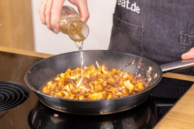 Pilze mit Weißwein ablöschen