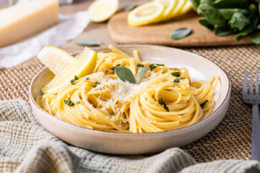 Pasta mit Salbei und Zitrone