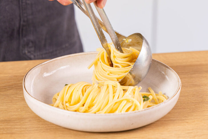Pasta mit Salbei und Zitrone auf Teller drapieren
