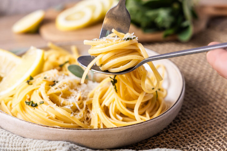 Pasta mit Salbei und Zitrone aufwickeln