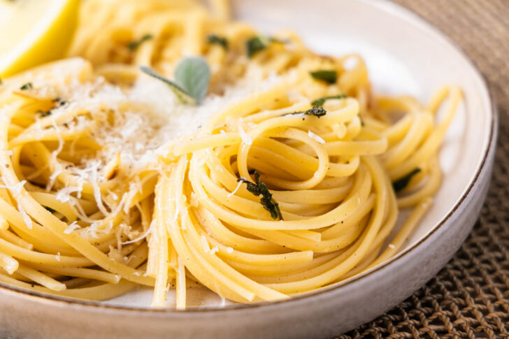 Pasta mit Salbei und Zitrone Nahaufnahme
