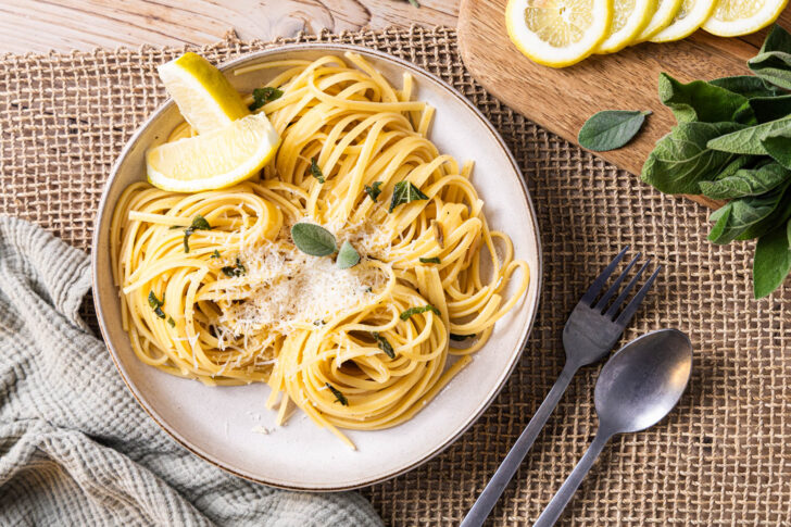 Pasta mit Salbei und Zitrone top-down