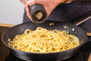 Pasta mit Salbei und Zitrone würzen