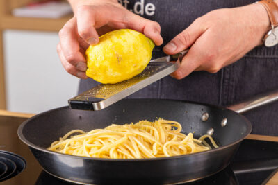 Zitronenschale zur Pasta mit Salbei und Zitrone reiben