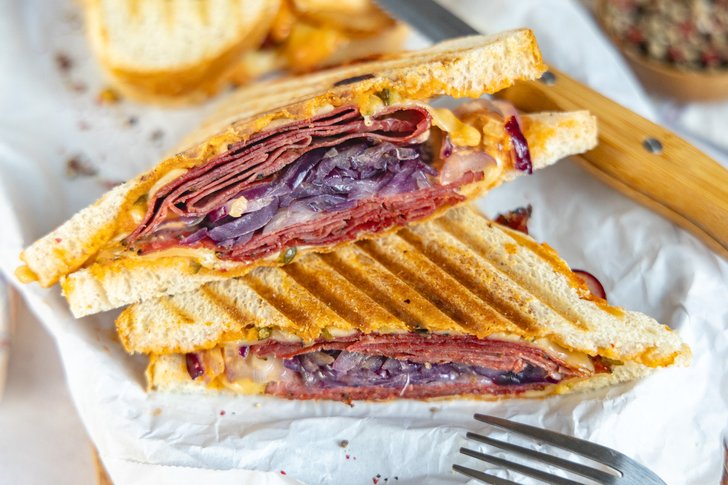 Pastrami Sandwich vom Kontaktgrill offen