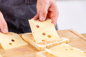 Toast mit Käse belegen