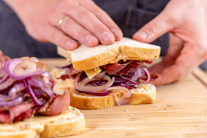 Pastrami Sandwich vom Kontaktgrill zuklappen