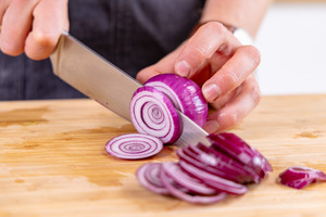 Zwiebel schneiden