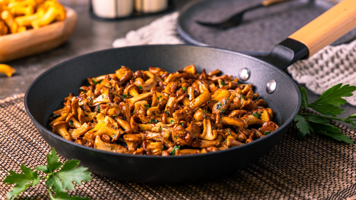 Gebratene Pfifferlinge zubereiten: aromatisch und knusprig