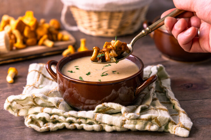 Pfifferlingsuppe mit Einlage servieren