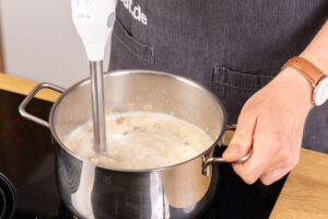 Pfifferlingsuppe pürieren