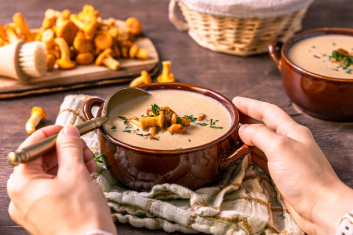 Pfifferlingsuppe servieren
