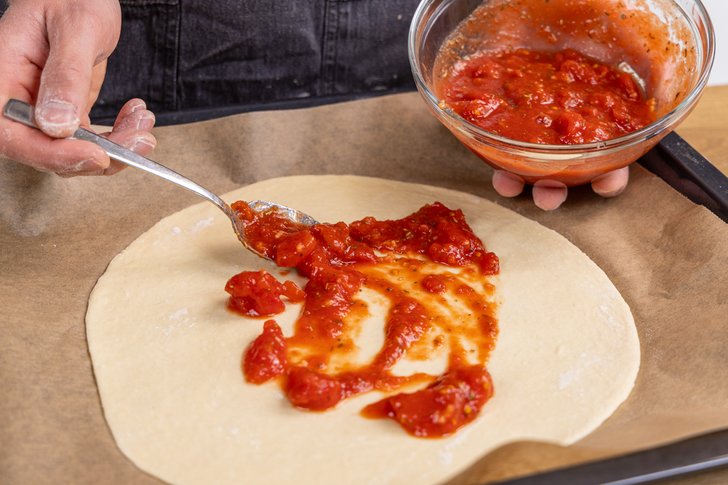 Tomatensoße verteilen