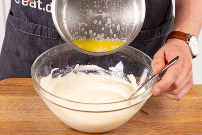 geschmolzene Butter zum Quark gießen