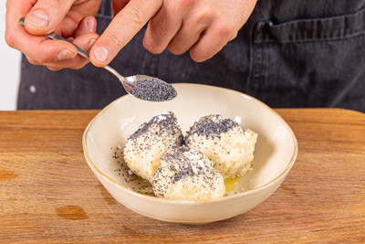 Quarkklöße nach Omas Rezept mit Mohn garnieren