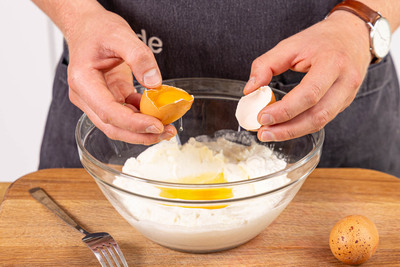 Eier und Quark aufschlagen