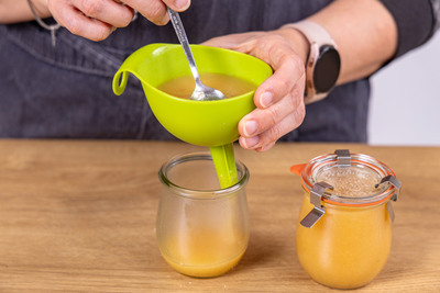 Quittenmarmelade abfüllen