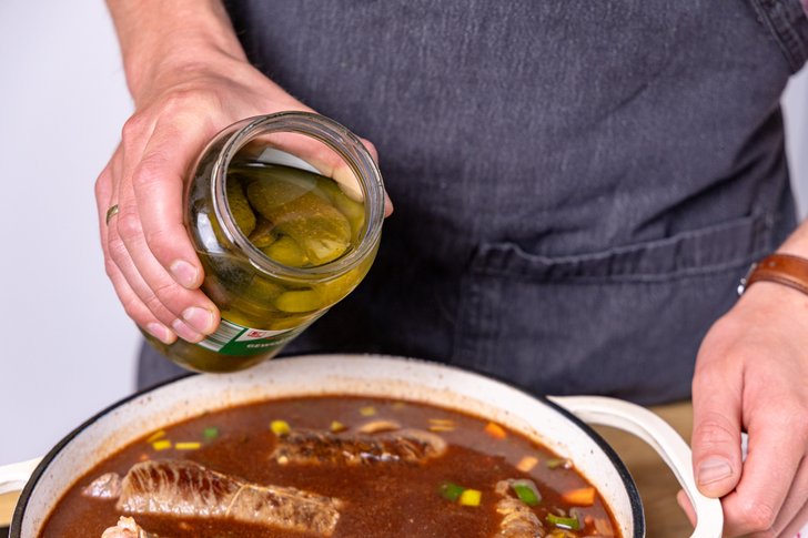 Gurkenwasser dazugeben