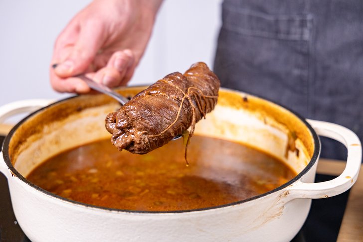Rouladen aus dem Bräter nehmen