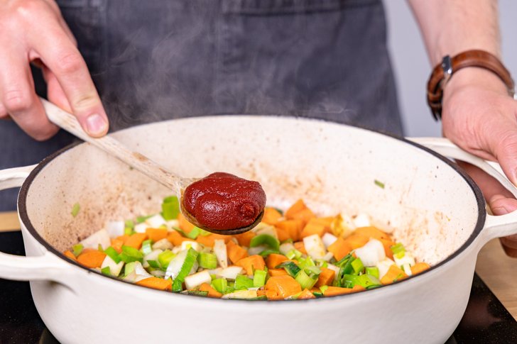 Tomatenmark dazugeben