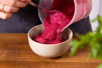 Rote Bete Dip mit Feta abfüllen