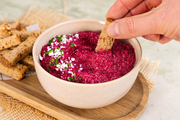 Rote Bete Feta Dip mit Brotsticks