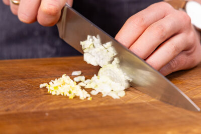 Zwiebel und Knoblauch fein hacken