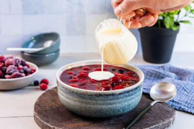 Vanillesoße zur Roten Grütze gießen