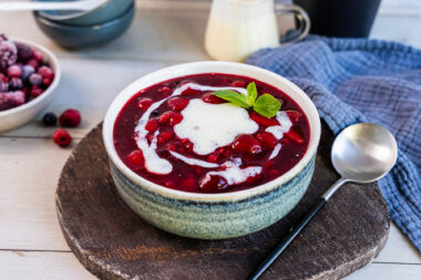 Rote Grütze mit Vanillesoße